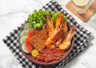 fried shrimp set with spicy sauce