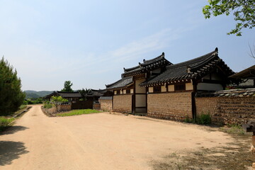 Fototapeta na wymiar 한국의 전통 건축물이 보이는 풍경