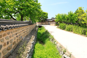 한국의 전통 건축물이 보이는 풍경