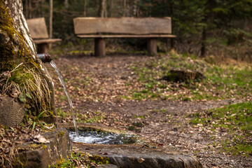 Sitzbank an einem Wasserlauf