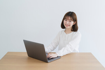 パソコンを使う女性