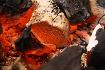 Carbón ardiendo en una barbacoa.