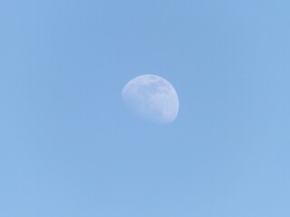 La luna con un cielo azul  © Capturing