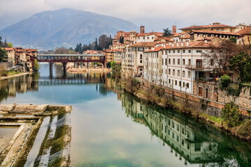 Fototapeta na wymiar bassano del grappa, italien - panorama der altstadt mit gedeckter holzbrücke