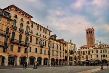 Fototapeta na wymiar bassano del grappa, italien - piazza della liberta mit rathaus und tore civica