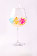 Glass glass with lemon and air bubbles.
