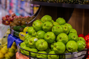 Maças verdes em hortifruit.