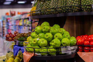 Maçãs verdes em hortifruit