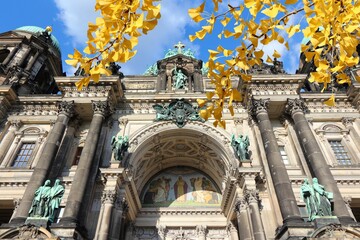 Berlin Cathedral. Autumn leaves. © Tupungato