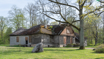 Obraz premium old abandoned wooden maison