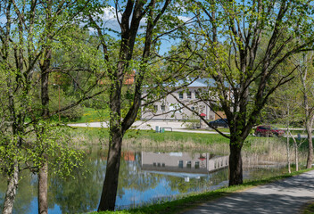 Obraz premium reflection of building in lake water