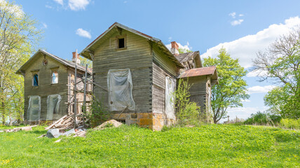 old abandoned wooden maison