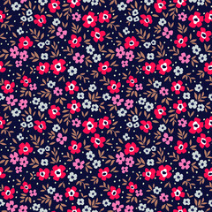 Joli motif floral dans la petite fleur. Imprimé petites fleurs. Motifs dispersés au hasard. Texture vectorielle continue. Modèle élégant pour les imprimés de mode. Impression de petites fleurs colorées. Fond bleu foncé.