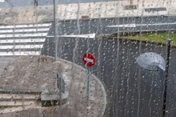 Gotas lluvia intensa sobre ventanas 