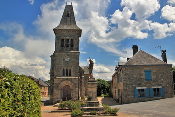 Fototapeta na wymiar Eglise de Pérols -sur-Vézère (Corrèze)