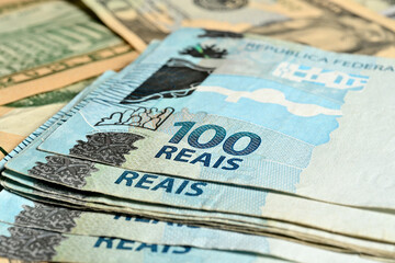 Close-up de Notas de 100 reais e dólares americanos