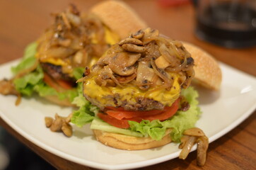 hamburguesa con hongos y cebolla