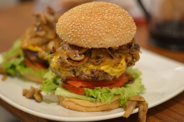hamburguesa con hongos y cebolla