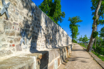 Obraz premium Weg und historische Mauer auf dem Abteiberg in Siegburg