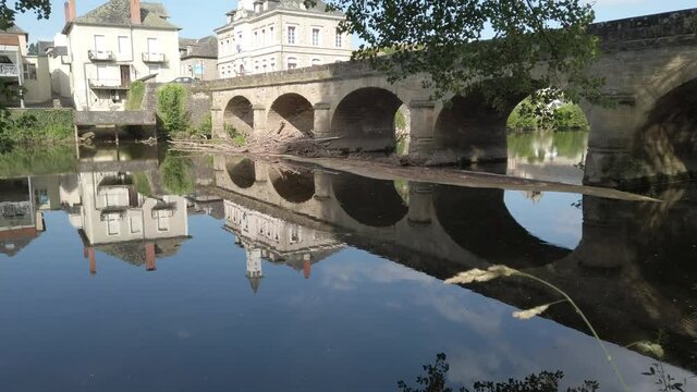 Larche (Corr&egrave;ze, France) - H&ocirc;tel de ville et pont sur la V&eacute;z&egrave;re