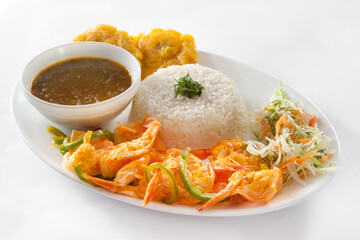 Plato de camarones a la plancha con arroz, menestra, y patacones