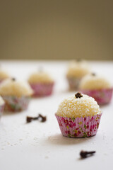 Beijinho de Coco com Cravo da Índia