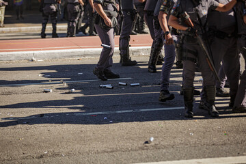 Obraz premium 31-05-2020 - Manifestantes em confronto com a PM de SP na Avenida Paulista em meio a manifestação em prol da democracia. 