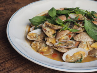 Stir fried clams with chili paste and basil leaves