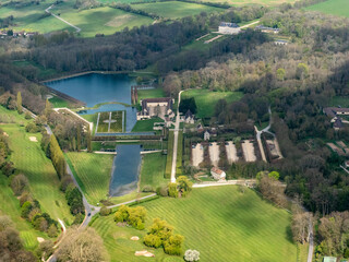 vue aérienne du château de Villarceaux et de ses jardins dans le Val d'Oise en France