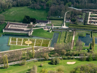 vue a&eacute;rienne du ch&acirc;teau de Villarceaux et de ses jardins dans le Val d'Oise en France