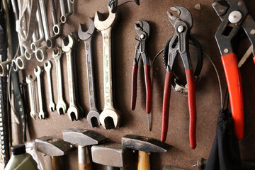 Werkzeug auf alter Werkbank