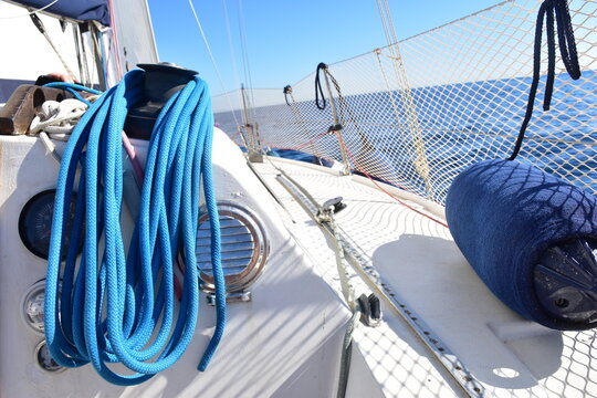 La coperta di una barca a vela, la drizza &egrave;sistemata sul Winch