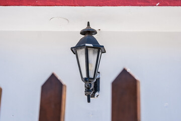 Detalhe de luminária em parede de casario de Pirenópolis no estado de Goiás. Cidade histórica em estilo colonial.