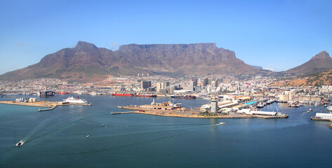 Fototapeta premium Cape Town, Western Cape / South Africa - 02/03/2009 - Aerial photo of Cape Town V&A Waterfront & Harbour with Table Mountain in the background