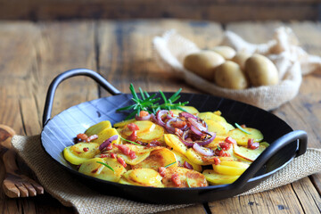 Bratkartoffeln in der Pfanne
