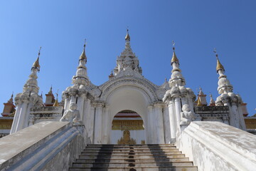 Fototapeta na wymiar Escalier du monastère Atumashi à Mandalay, Myanmar