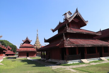 Fototapeta premium Pavillons du palais royal à Mandalay, Myanmar 