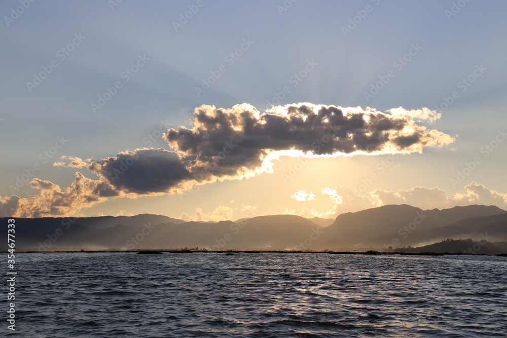 Wall mural Coucher de soleil sur le lac Inle, Myanmar 