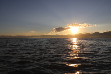 Coucher de soleil sur le lac Inle, Myanmar 