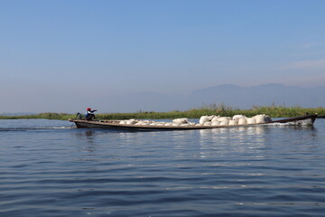 Fototapeta na wymiar Transport de marchandises sur le Lac Inle, Myanmar 