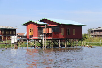 Fototapeta na wymiar Maison rouge sur pilotis au lac Inle, Myanmar