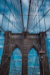 Obraz premium brown brooklyn bridge new york city with blue sky
