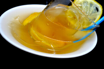 bicchiere di te freddo con limone