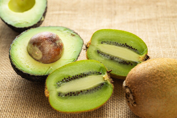 アボカドとキウイフルーツ