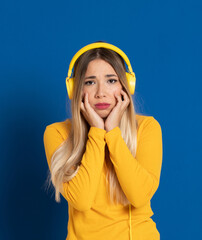 Blonde girl yellow headphones