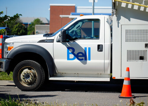 Camion de la compagnie de t&eacute;l&eacute;communications Bell Canada