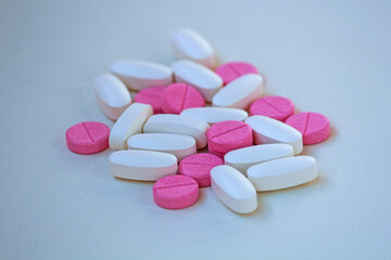Obraz na płótnie Canvas colorful pills on white background