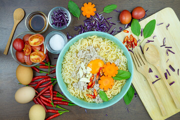 Fototapeta na wymiar instant noodles with fresh vegetables on wood background, fastfood
