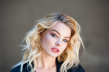 Naklejka premium Perfect blonde woman with professional make up and hair