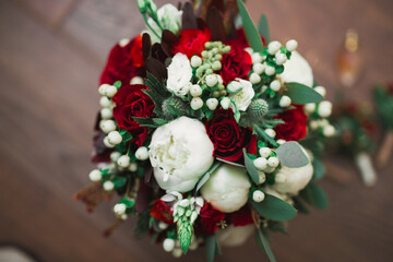 Beautiful toned picture with wedding rings against the background of a bouquet of flowers